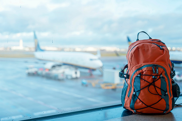 Un equipaje de mano en un aeropuerto