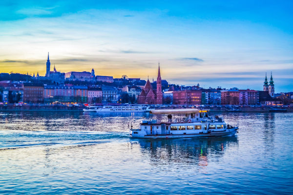Crucero navegando por el Danubio al atardecer en Budapest, Hungría.