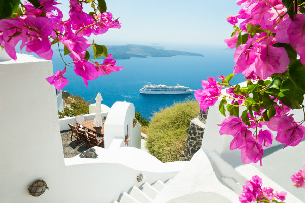 Arquitectura blanca en la isla de Santorini, Grecia. Bonito paisaje de verano, vistas al mar.