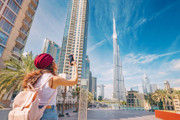 Turista tomando fotos en el centro de Dubai en los alrededores del rascacielos Burj Khalifa
