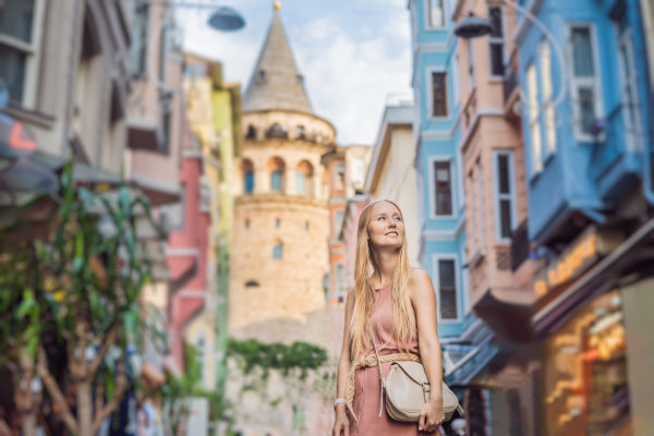 Mujer turista admirando los alrededores de la torre de Gálata en Beyoglu, Estambul, Turquía.