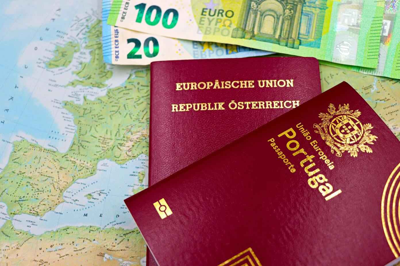 Imagem de região com montanhas e lagos na Europa, em texto de blog sobre os países que integram o espaço do Tratado de Schengen