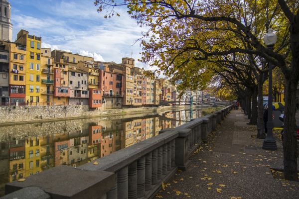  imagem de Girona, na Espanha, para falar sobre viagem para a Espanha