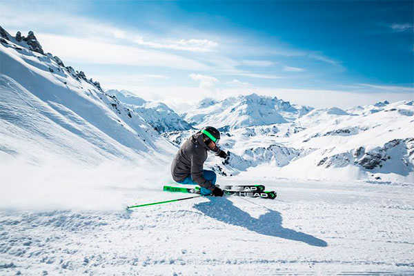 Una persona esquiando en los Alpes Franceses.