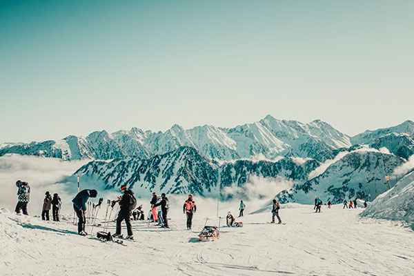 Personas esquiando en las pistas de Cauterets.