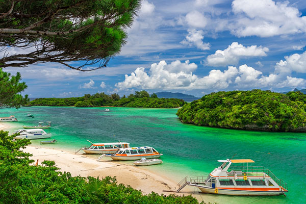 Barcos en la bahía Kabira, Okinawa, Japón