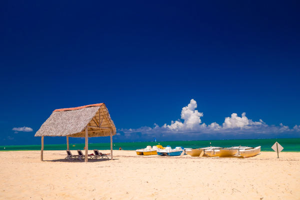 Vista de Playa de Santa Lucía, provincia de Camagüey, Cuba, con algunos botes y nubes de fondo.