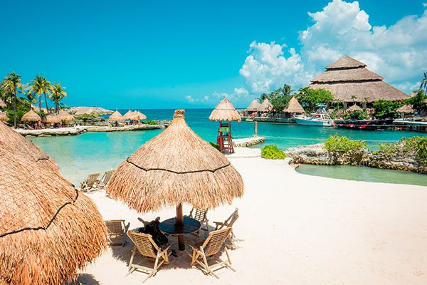 Una playa de arena blanca y aguas cristalinas en Cancún, México