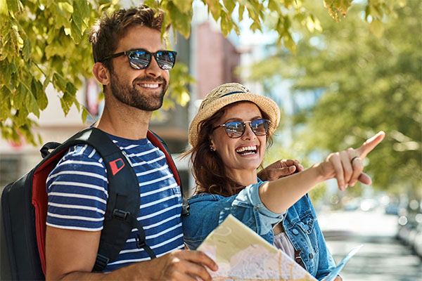 Una pareja turista sonriente viajando