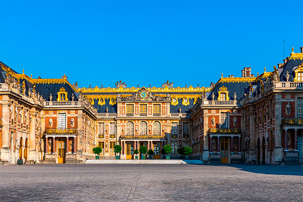 Una imágen de frente del Palacio de Versalles