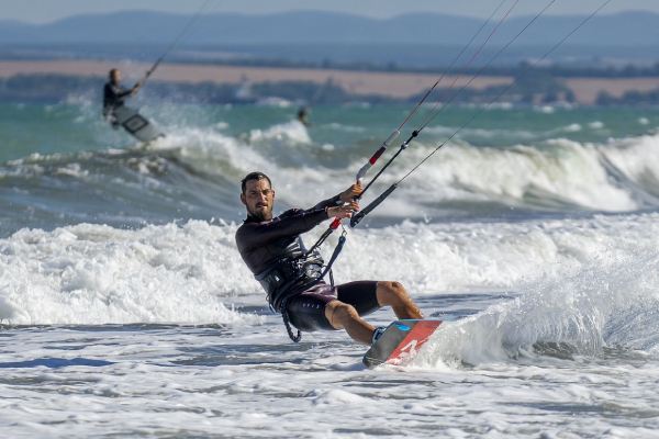 imagem de pessoa esquiando para falar sobre seguro viagem para esportes radicais