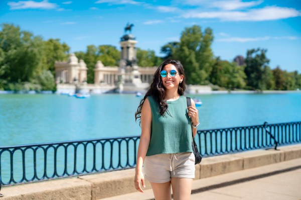 Mujer turista caminando por una calle de España.