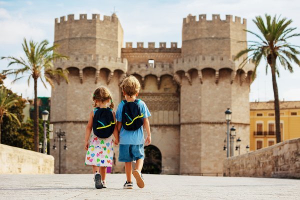 Niños caminando juntos por una de las calles de España.
