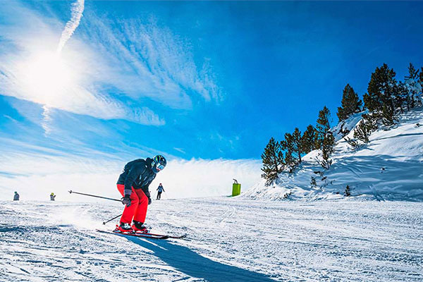 Un hombre practicando esquí en la nieve