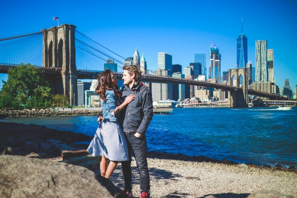 Pareja frente al Puente de Brooklyn y Manhattan