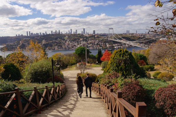 Vista del puente Fatih Sultan Mehmet, uno de los que une la parte asiática con la parte europea de Turquía, desde el parque Otag Tepe en Estambul.