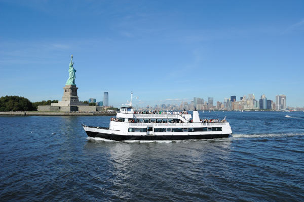 Ferry acercándose a la Estatua de la Libertad