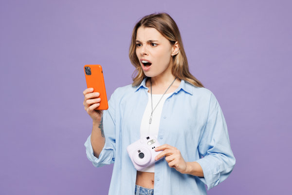 Imagen de pareja viajando por Europa, sonrientes y con mapa en mano.