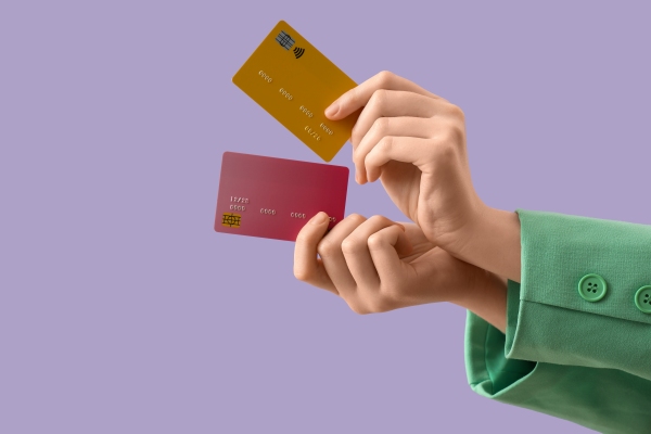 Tarjetas de crédito y débito internacionales para pagar el costo de la eTA de Canadá.