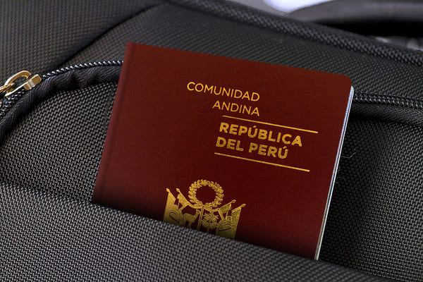 Pasaporte peruano en el bolsillo de una mochila