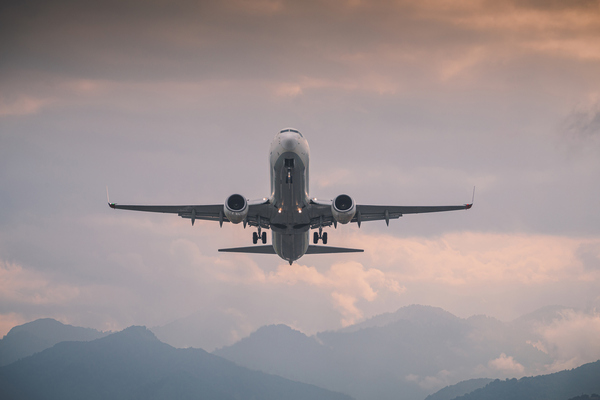 Un avión despegando