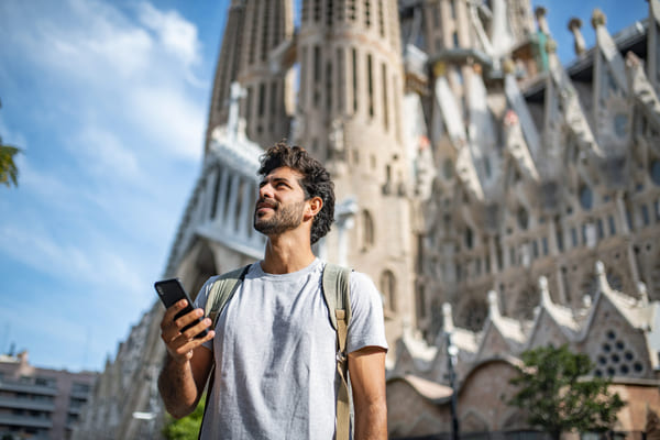 Turista con teléfono inteligente en Barcelona.