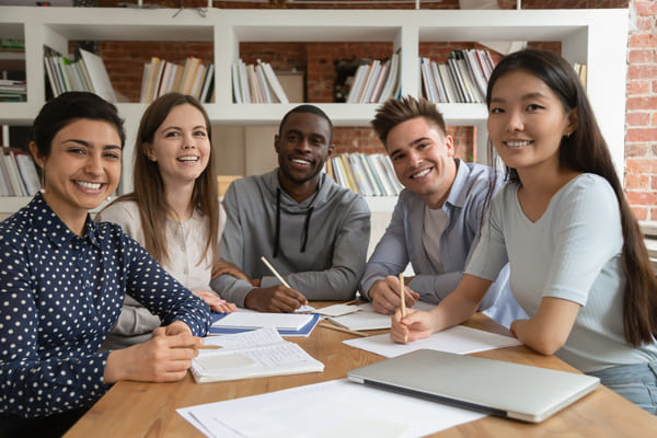 Estudiantes preparando un examen juntos.