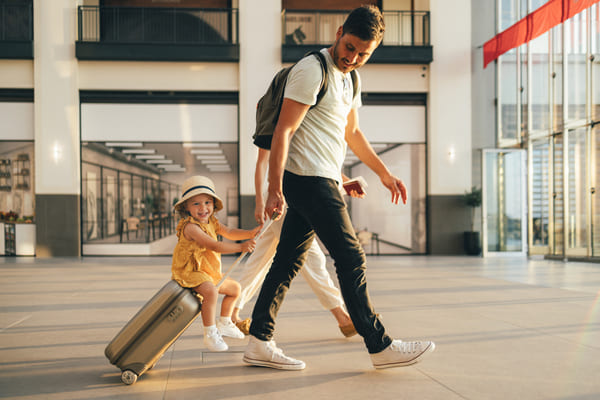 Familia joven divirtiéndose viajando juntos