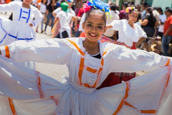 niña bailarina muestra su vestido tradicional durante un desfile del Día de la Independencia en La Lima, Honduras