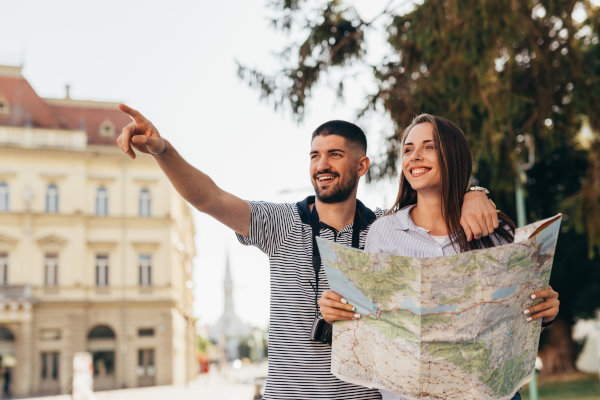 Feriados en Ecuador 2026: pareja de turistas planificando su viaje en la ciudad.