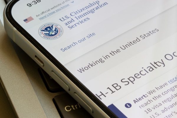 Sitio oficial de inmigración de Estados Unidos con los tipos de visa para completar el formulario DS-160.