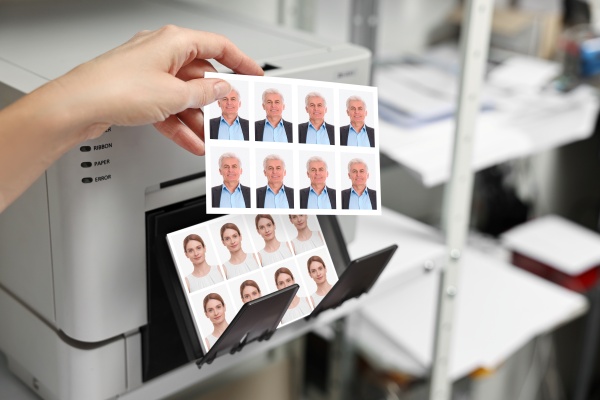 Fotografías que cumplen con los requisitos para completar el formulario DS-160.
