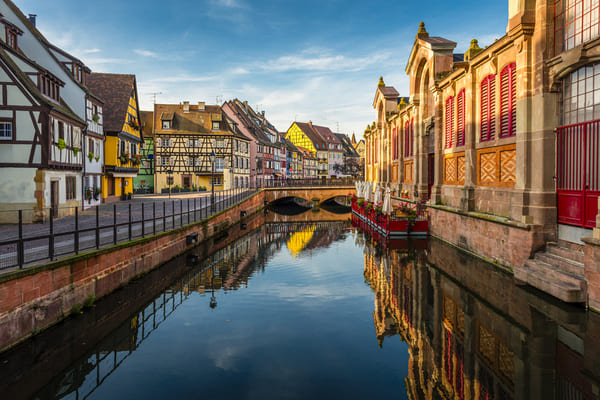 Canal a través de Colmar en Francia.