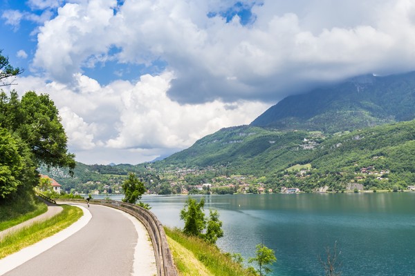 Ciclovía en el lago de montaña de Annecy, Francia.