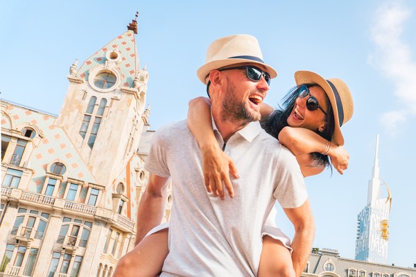 Pareja disfrutando de Batumi, Georgia.