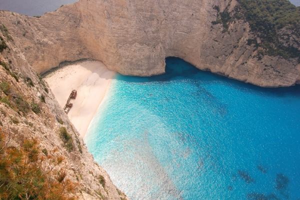 Vista aérea de una playa vacía y aislada en el Mediterráneo.