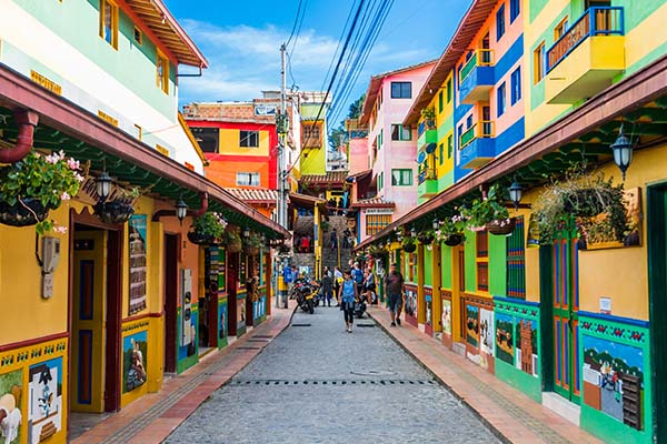 Calles coloridas en Guatapé, Colombia