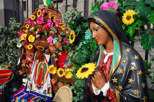 Estatua de la Virgen de Guadalupe en un altar en el Zócalo de la Ciudad de México.