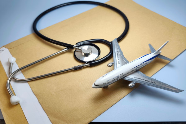 Concepto de turismo médico, atención sanitaria en viajes, seguro y documentación de apoyo al paciente global.