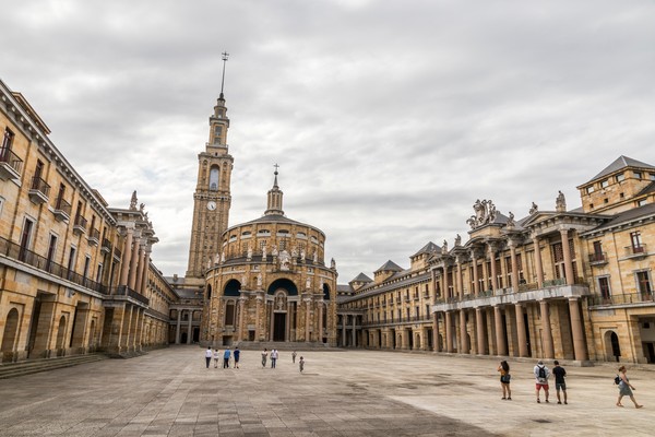 Vista de la Universidad Laboral, actualmente Laboral Ciudad de la Cultura, en un día nublado en Gijón con algunos visitantes