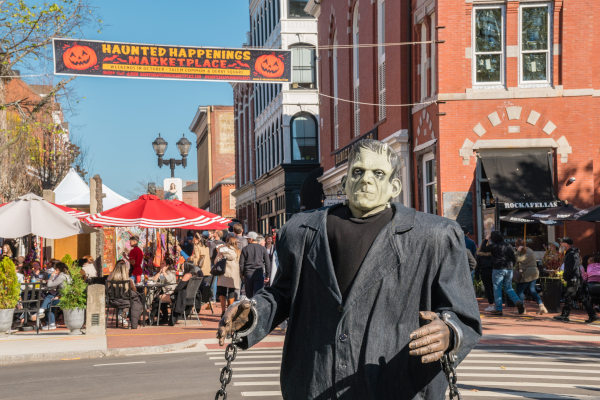 Persona disfrazada en un evento diurno del Haunted Happenings en Salem, Massachusetts, durante el mes de octubre.