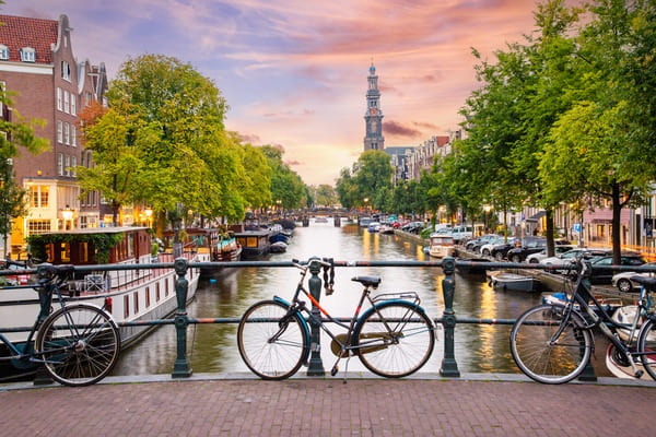 Puente sobre un canal de Ámsterdam al atardecer.