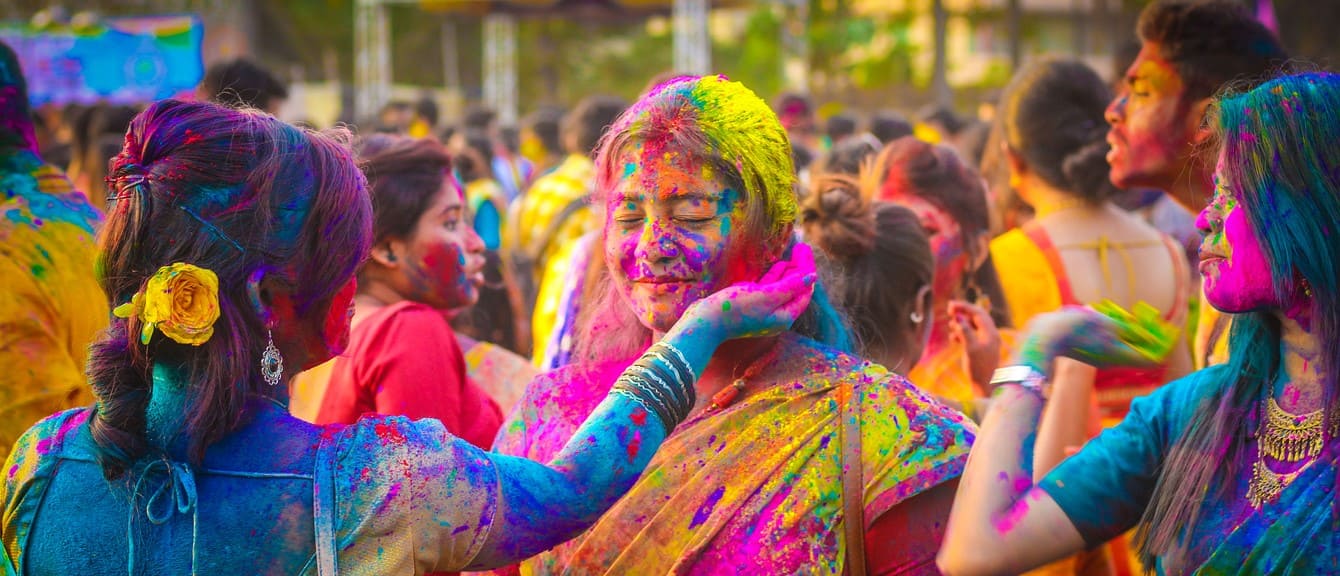 celebrando el festival holi