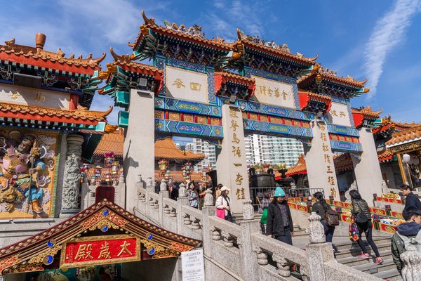 Personas en la entrada del templo Wong Tai Sin, Hong Kong.