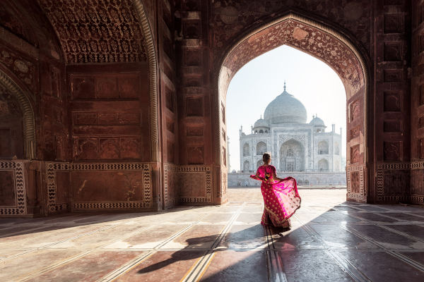 Mujer con vestido tradicional indio en un palacio frente al Taj Mahal
