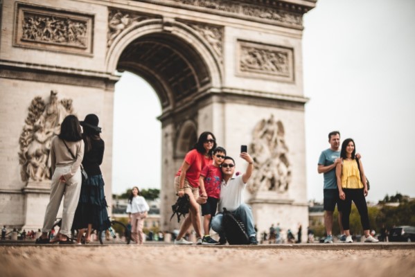 Família em frente ao Arco do Triunfo, Paris, França                         