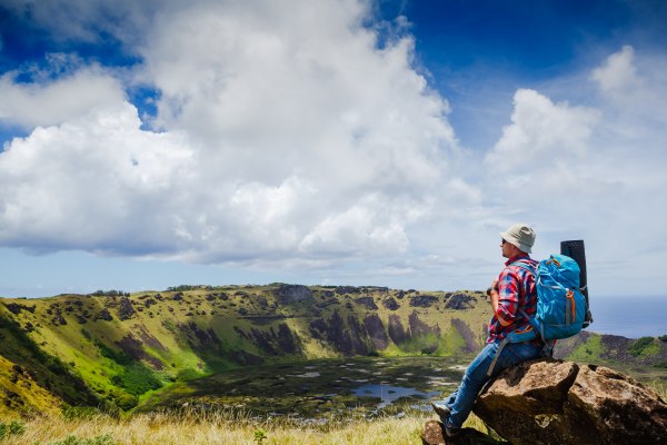Turista sentado, admirando las vistas de la Isla de Pascua.