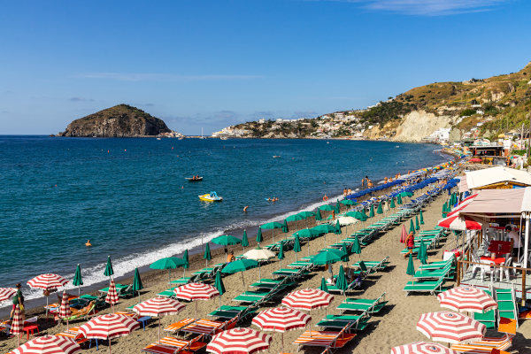 Vista de la playa de Maronti, con sombrillas y tumbonas de distintos colores
