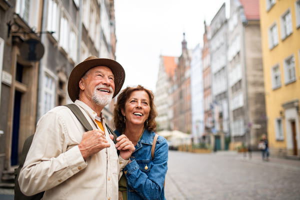Retrato de felices turistas de pareja de ancianos al aire libre en la ciudad histórica