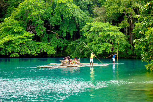 Personas navegando por Blue Lagoon, Montego, Jamaica